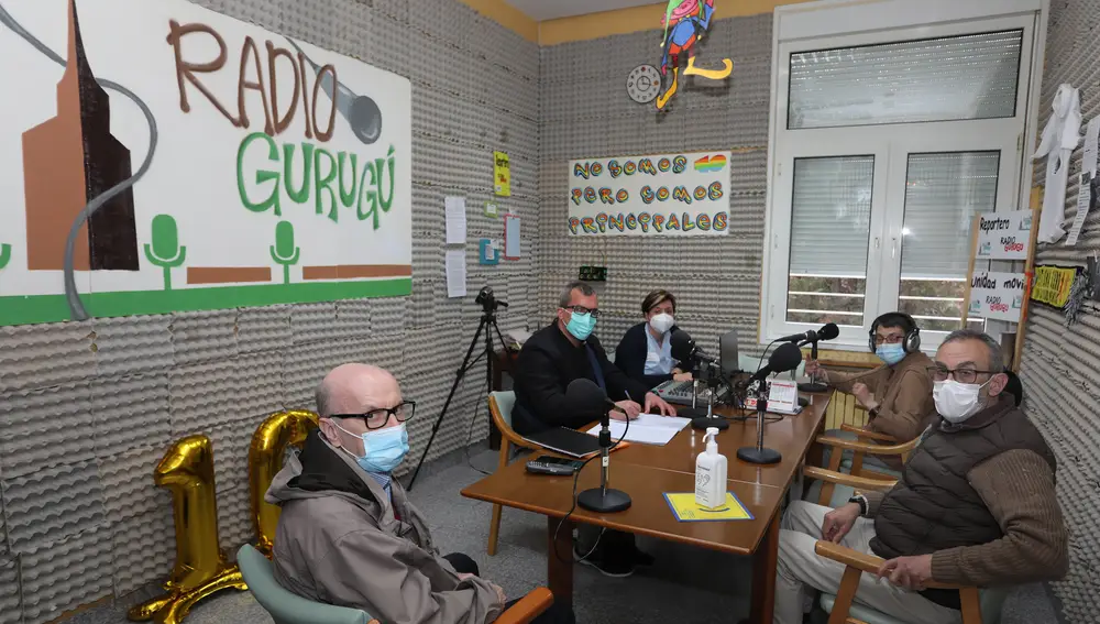 Integrantes de la emisora radio Gurugú integrado por usuarios del centro de Hermanas Hospitalarias de Palencia, Carlos, José Luis, Enrique y Lidia, con la enfermera coordinadora, Eva Varona(D)