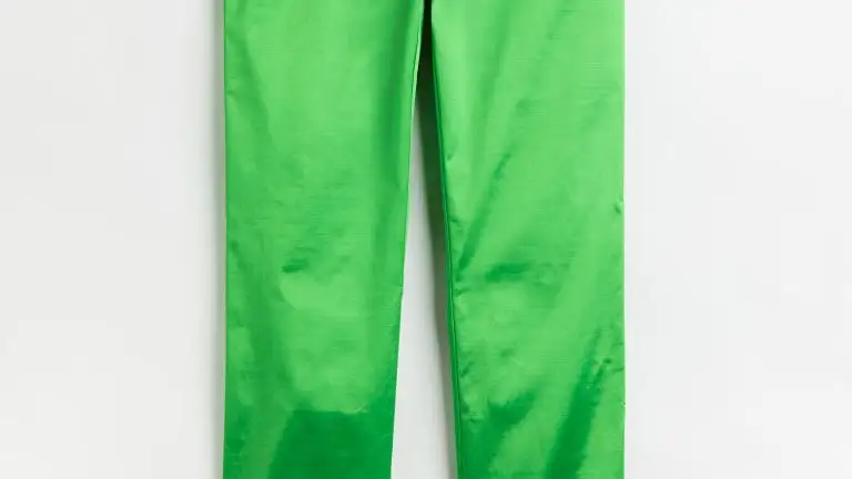 Pantalón de satén con brillo y tiro bajo, de H&M