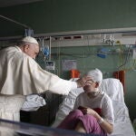 El Papa acaricia a Lidia, una niña de 8 años ingresada el centro pediátrico de Roma