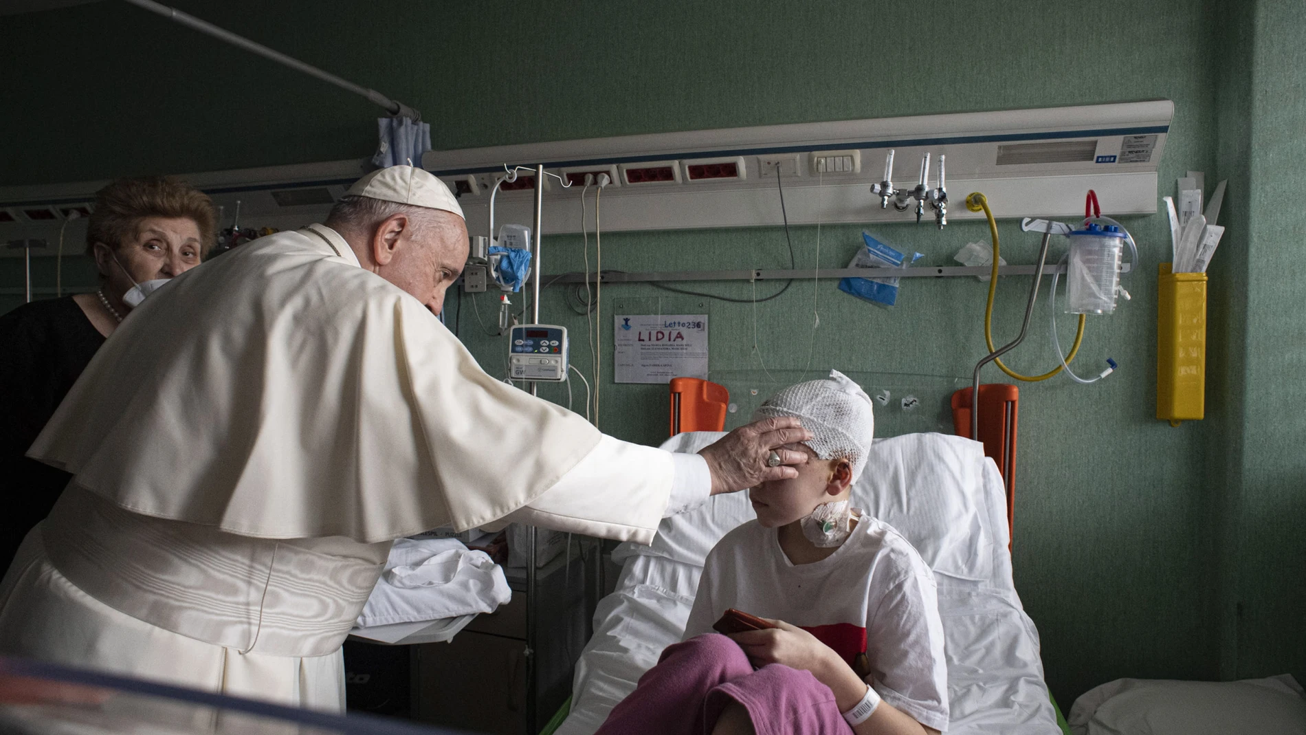 El Papa acaricia a Lidia, una niña de 8 años ingresada el centro pediátrico de Roma