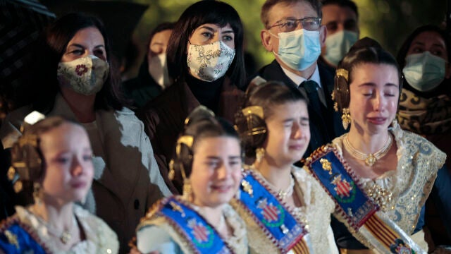 El president de la Generalitat, Ximo Puig, junto a la ministra de Ciencia e Innovación, Diana Morant (c), la vicealcaldesa, Sandra Gómez, y las falleras de la corte mayor infantil durante la tradicional Cremà de la falla municipal