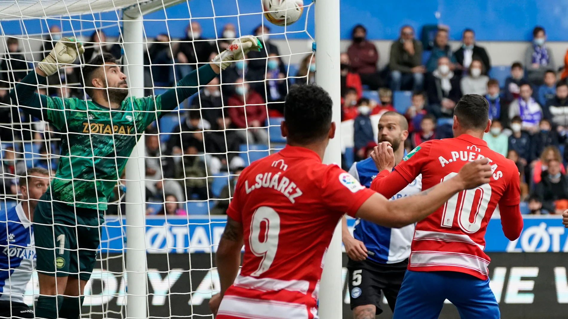 El delantero del Granada Puertas empata ante el Alavés en una jugada del partido de la Liga Santander de fútbol disputado este sábado en el estadio de Mendizorroza de Vitoria. EFE/ L. Rico