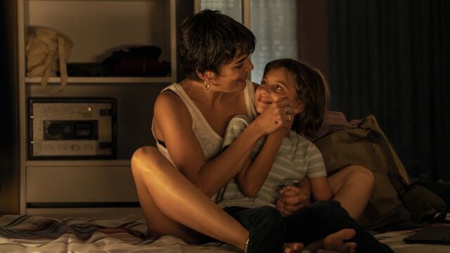 Adriana Ugarte y Cosette Silguero en «Heridas», que llegará en abril a ATRESPlayer Premium