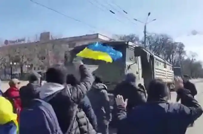 Manifestantes ucranianos desarmados impiden el avance de tropas rusas en Jersón