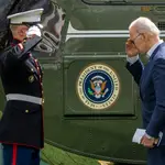 El presidente Biden saluda a un marine a su llegada a la Casa Blanca