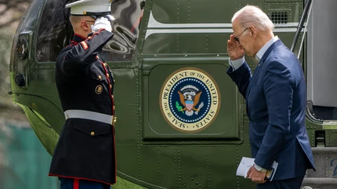 El presidente Biden saluda a un marine a su llegada a la Casa Blanca