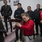 Civiles ucranianos reciben entrenamiento para el manejo de armas en Leopolis