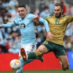 El delantero del Celta de Vigo, Iago Aspas, pugna por un balón con el jugador del Betis German Pezzella en el partido de Liga celebrado este domingo en el estadio Balaidos de Vigo. EFE/ Salvador Sas