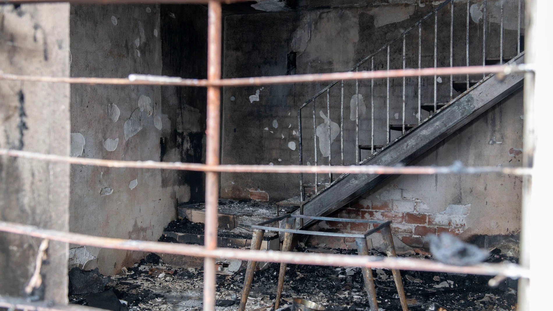 Vista del interior de la vivienda en la que ha un hombre ha muerto tras registrarse un incendio en el edificio, en Jaén capital, este domingo. EFE/José Manuel Pedrosa