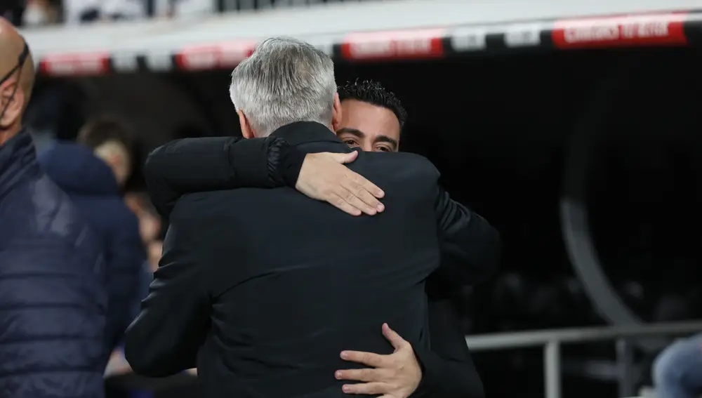 Ancelotti y Xavi se abrazan antes del Clásico