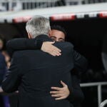 Ancelotti y Xavi se abrazan antes del Clásico