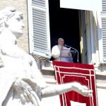 El Papa Francisco, esta mañana, durante el rezo del Ángelus en la ventana de su oficina en la basílica de San Pedro del Vaticano