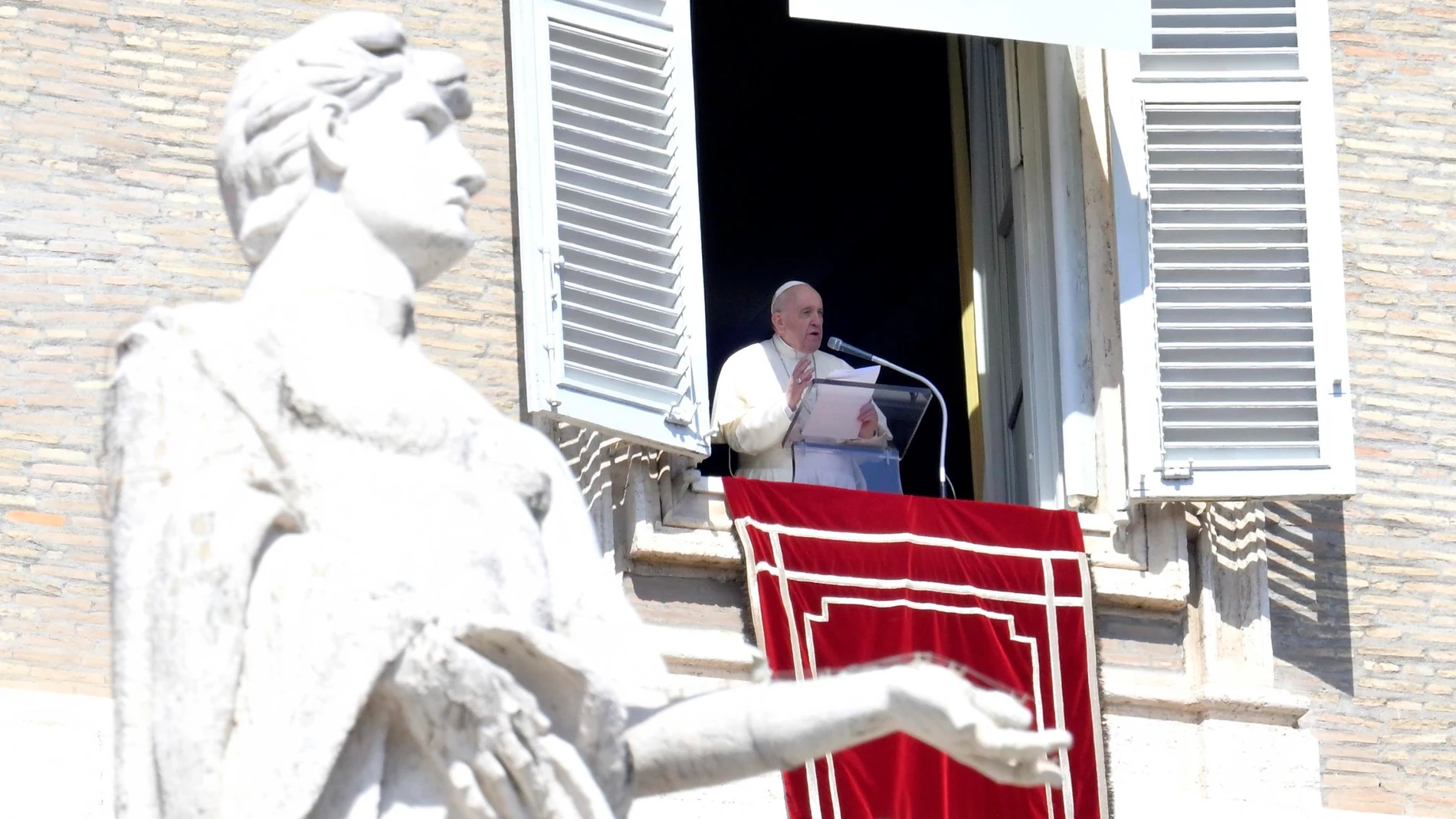 El Papa Francisco, esta mañana, durante el rezo del Ángelus en la ventana de su oficina en la basílica de San Pedro del Vaticano