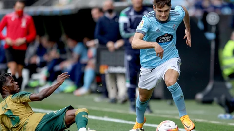 El centrocampista del Celta Denis Suárez en un partido frente al Betis. EFE/Salvador Sas