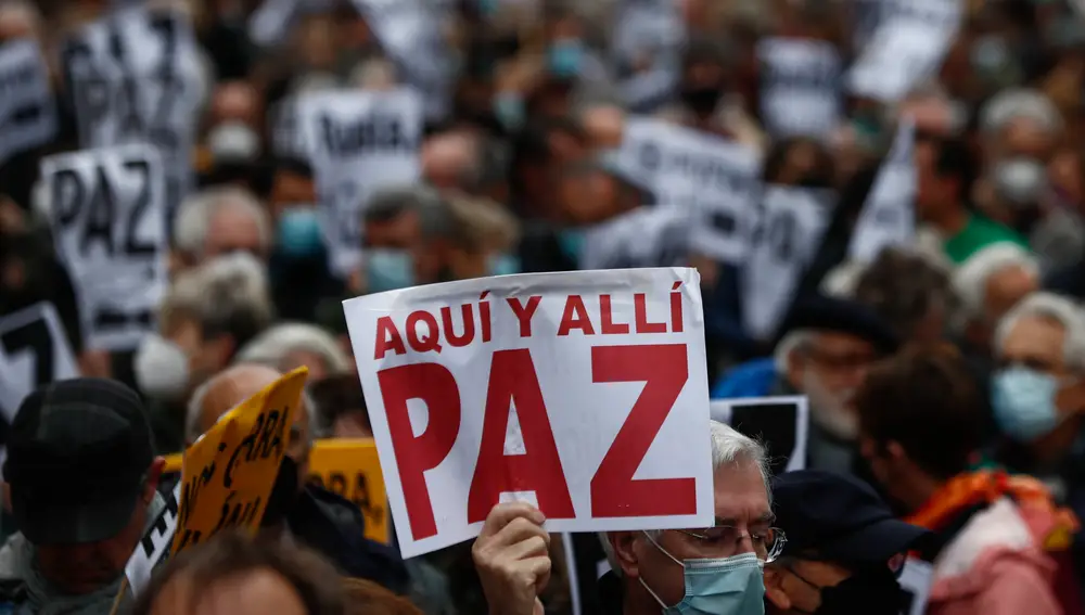 Cientos de personas participan en una manifestación contra la guerra en Ucrania convocada por UGT y otras organizaciones sociales por el centro de Madrid