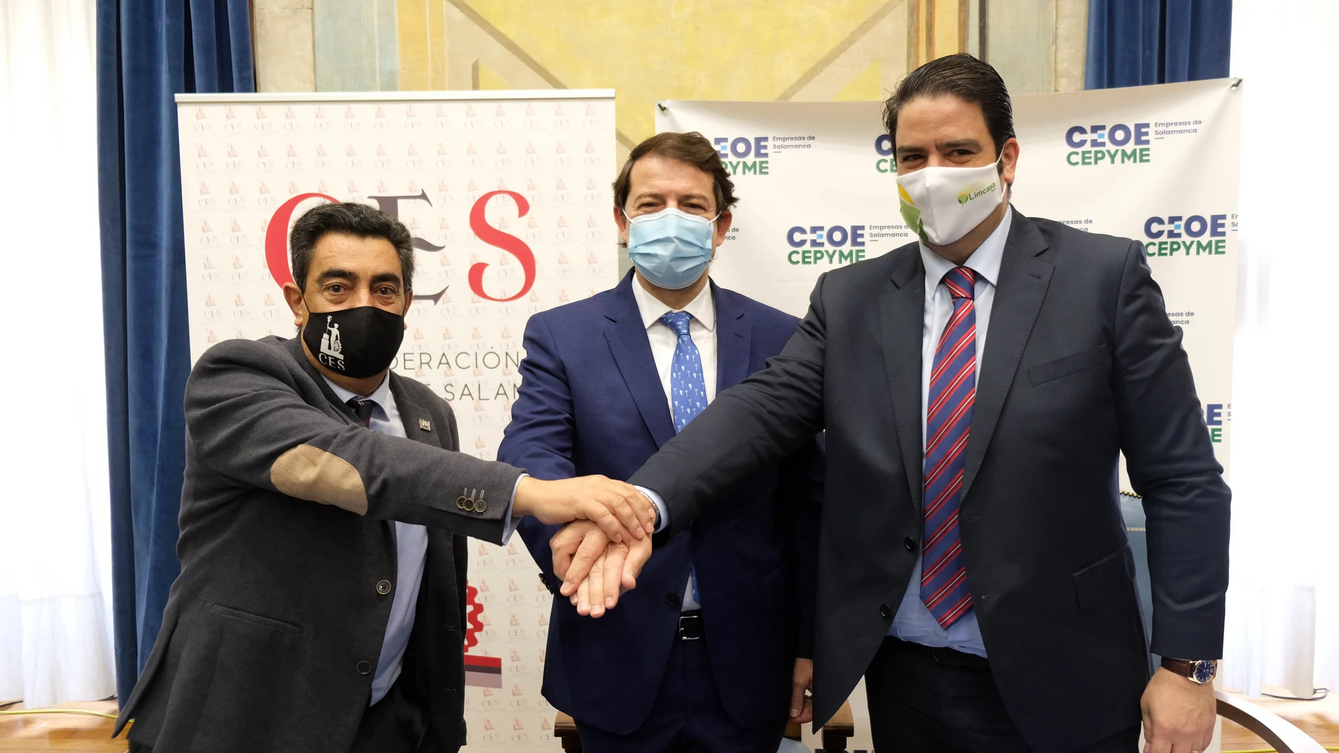 Alfonso Fernández Mañueco, el presidente del CES, José Vicente Martín Galdeano y el presidente de CEOE CEPYME Salamanca, Diego García Hernández
