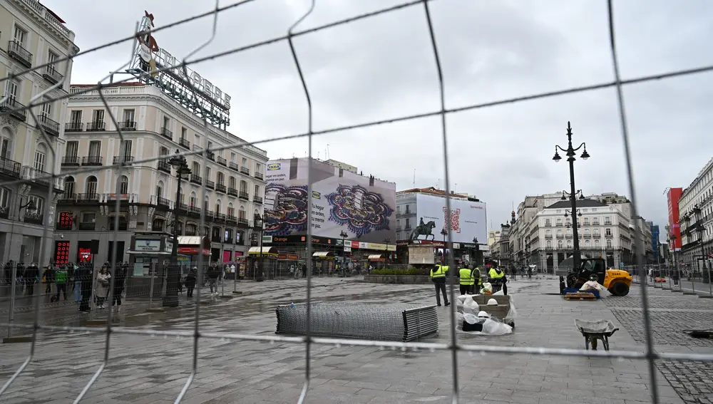 Vista del comienzo de las obras para remodelar la Puerta del Sol este lunes en Madrid y que se espera que terminen en la primavera de 2023.