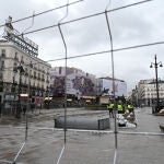 Vista del comienzo de las obras para remodelar la Puerta del Sol este lunes en Madrid y que se espera que terminen en la primavera de 2023.