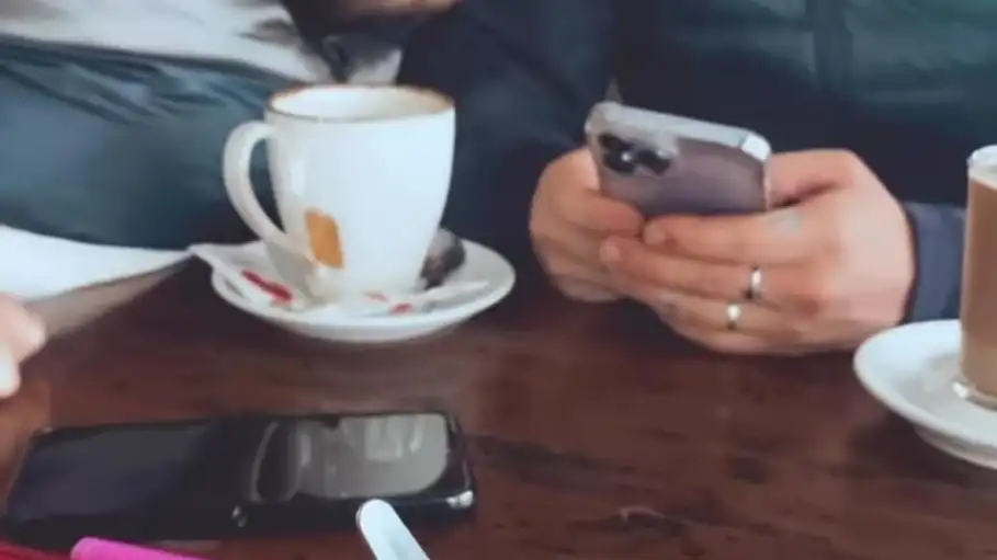 David Flores y Manuel Bedmar, desayunando con Rocío Flores