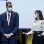 El Rey Felipe VI y la Reina Letizia, conversan durante el acto de entrega de los Premios Nacionales de Innovación y de Diseño 2021, en el Palacio de Congresos de Valencia