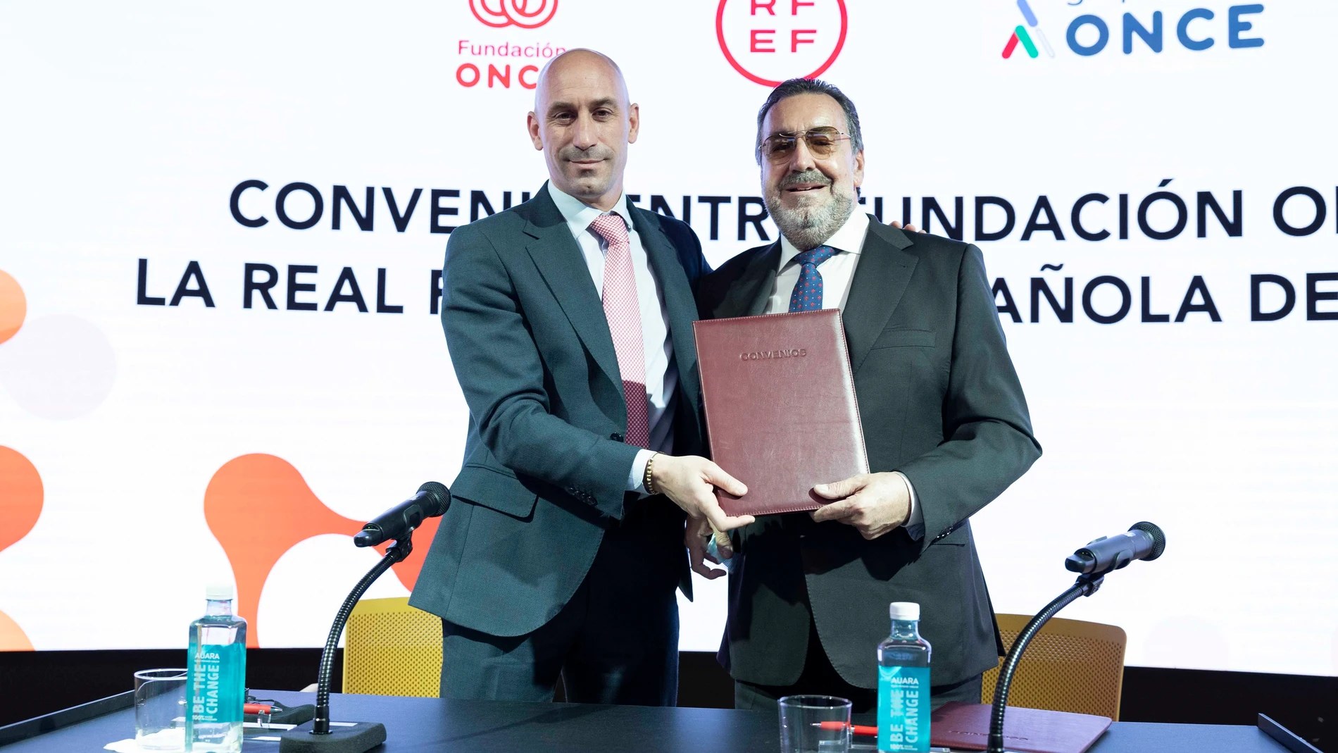 Los presidentes de la RFEF, Luis Rubiales, y de la ONCE, Miguel Carballeda, firman un acuerdo para colaborar en la integración laboral de personas con discapacidad
