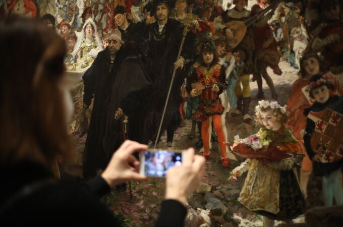 Una visitante fotografía la obra «Cortejo del bautizo del príncipe Don Juan»