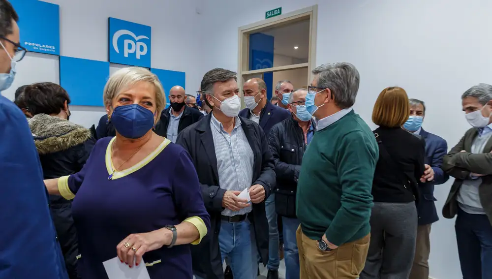 Francisco Vázquez y Paloma Sanz, tras votar en las Primarias en la sede del partido en Segovia