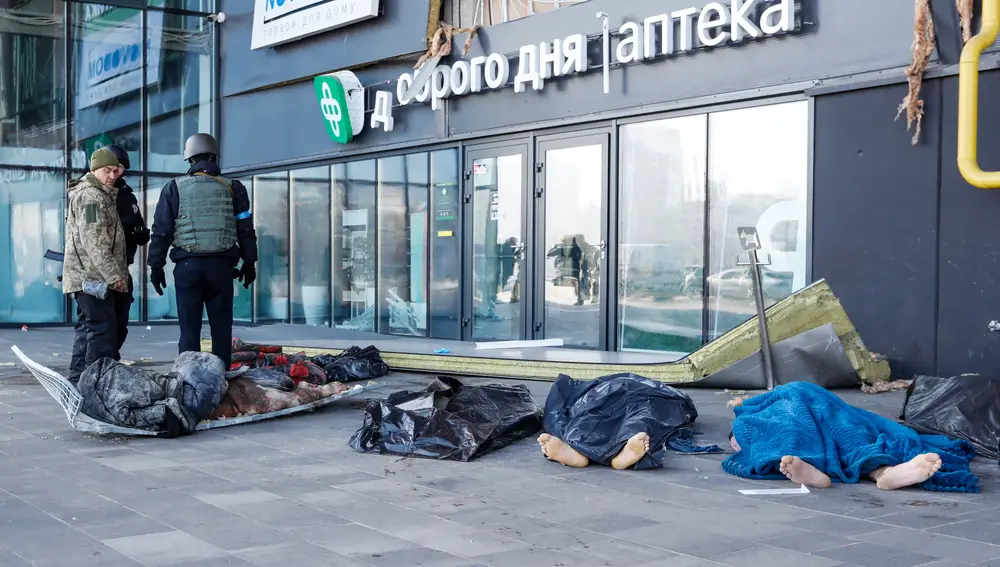 Cadáveres del centro comercial en el distrito Podil tras el ataque ruso