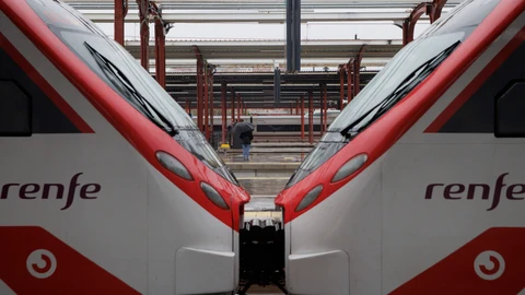 Una persona espera en un anden de la estación de Chamartín