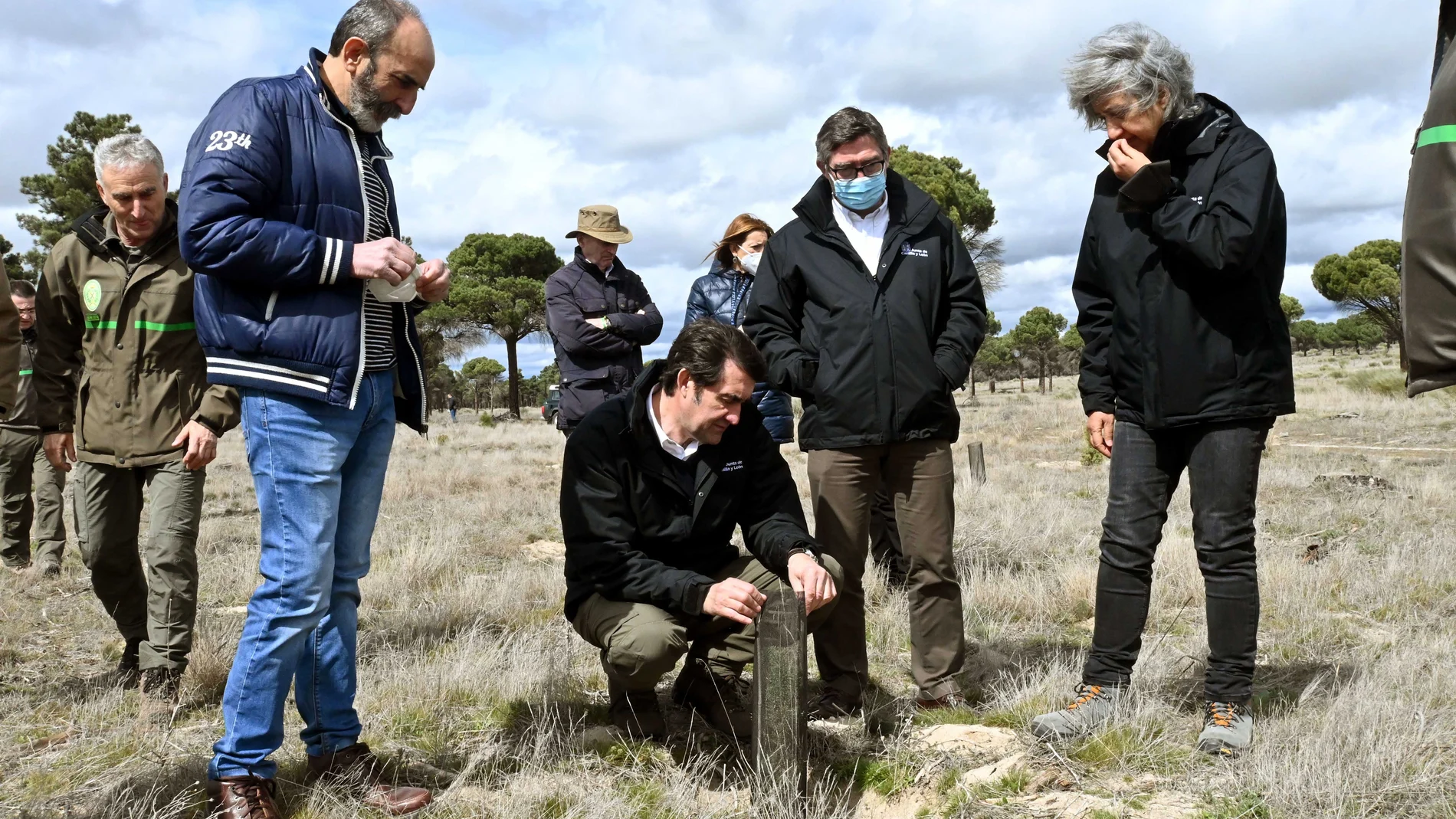 El consejero en funciones de Fomento y Medio Ambiente, Juan Carlos Suárez-Quiñones, visita los trabajos de restauración de los terrenos afectados por un incendio forestal en los municipios de Nieva y Nava de la Asunción
