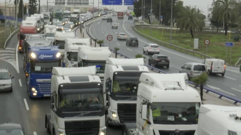 Cientos de transportistas mantienen el paro en polígonos y puerto de València