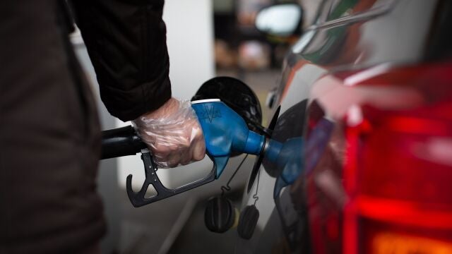 Un hombre reposta gasolina en una gasolinera de Barcelona