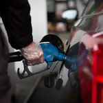Un hombre reposta gasolina en una gasolinera de Barcelona