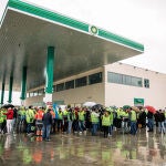 Un grupo de transportistas en una gasolinera del Polígono Barral, a 21 de marzo de 2022, en San Fernando de Henares, Madrid (España), en el octavo día del paro indefinido