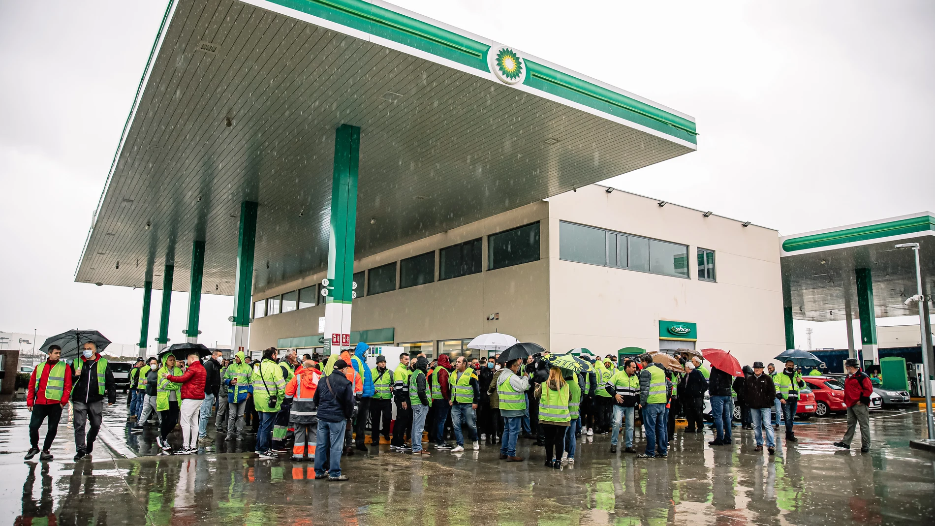 Un grupo de transportistas en una gasolinera del Polígono Barral, a 21 de marzo de 2022, en San Fernando de Henares, Madrid (España), en el octavo día del paro indefinido