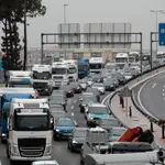 Una manifestación de camioneros en forma de &quot;marcha lenta&quot; provocó ayer retenciones y tráfico denso en la ronda sur de València