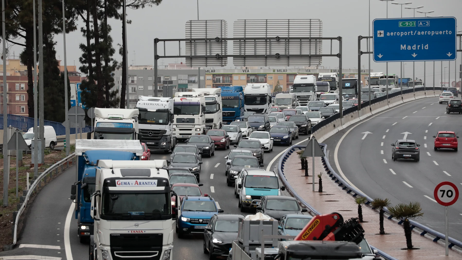 Una manifestación de camioneros en forma de "marcha lenta" provocó ayer retenciones y tráfico denso en la ronda sur de València