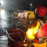 Momento del rescate por los bomberos en Torrent