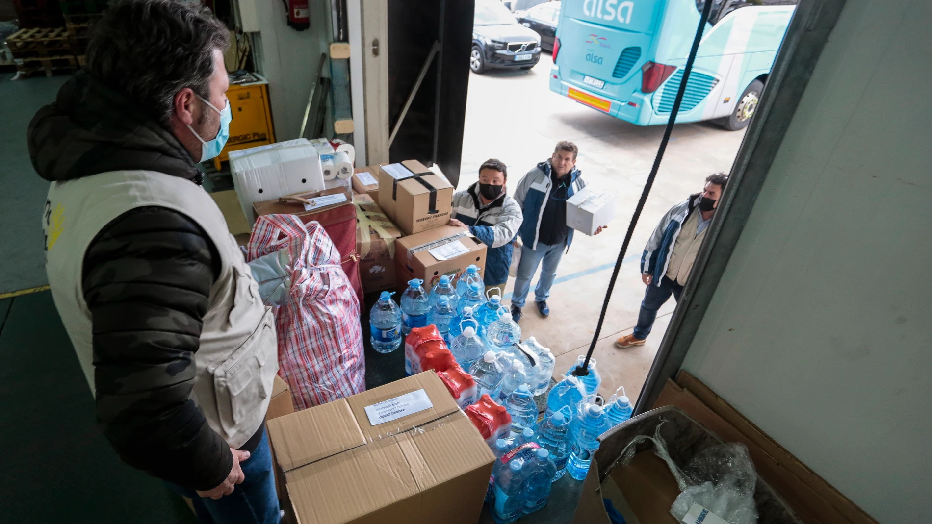 Los empresarios leoneses David de la Riva y Javier Colino fletan autobuses con ayuda humanitaria para Ucrania que regresarán con ucranianos que tengan familiares residentes en España y crean una asociación para canalizar la ayuda necesaria