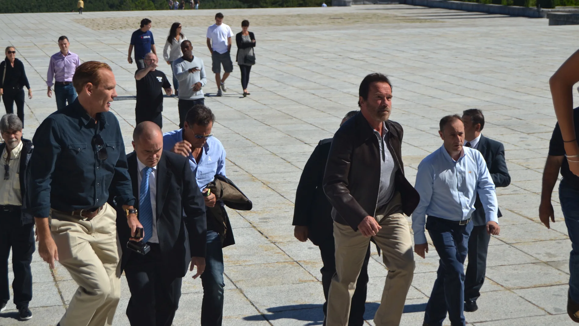 Arnold Schwarzenegger y sus acompañantes se dirigen a la entrada de la Basílica del Valle de los Caídos, el 11 de octubre de 2013