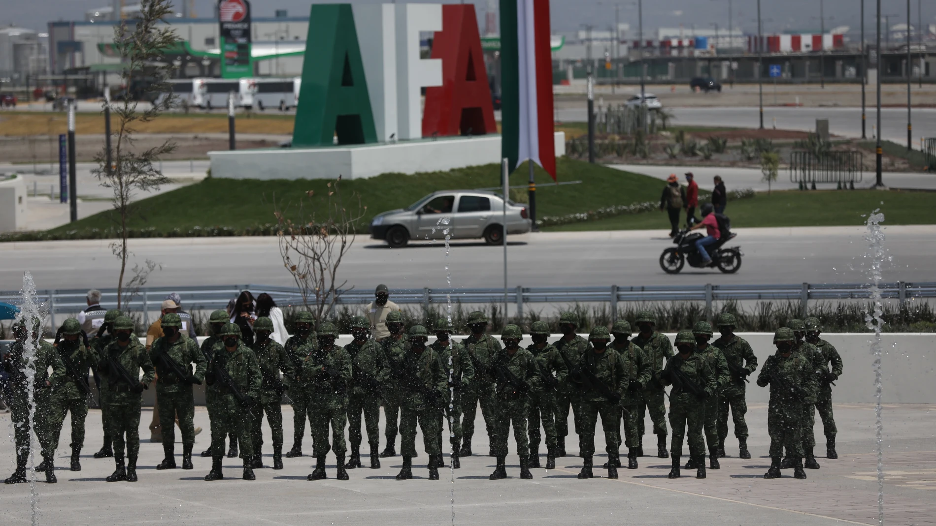 Miembros del Ejercito Mexicano permanecen al exterior del Aeropuerto Internacional Felipe Ángeles (AIFA), hoy en el municipio de Zumpango, en el Estado de México (México)
