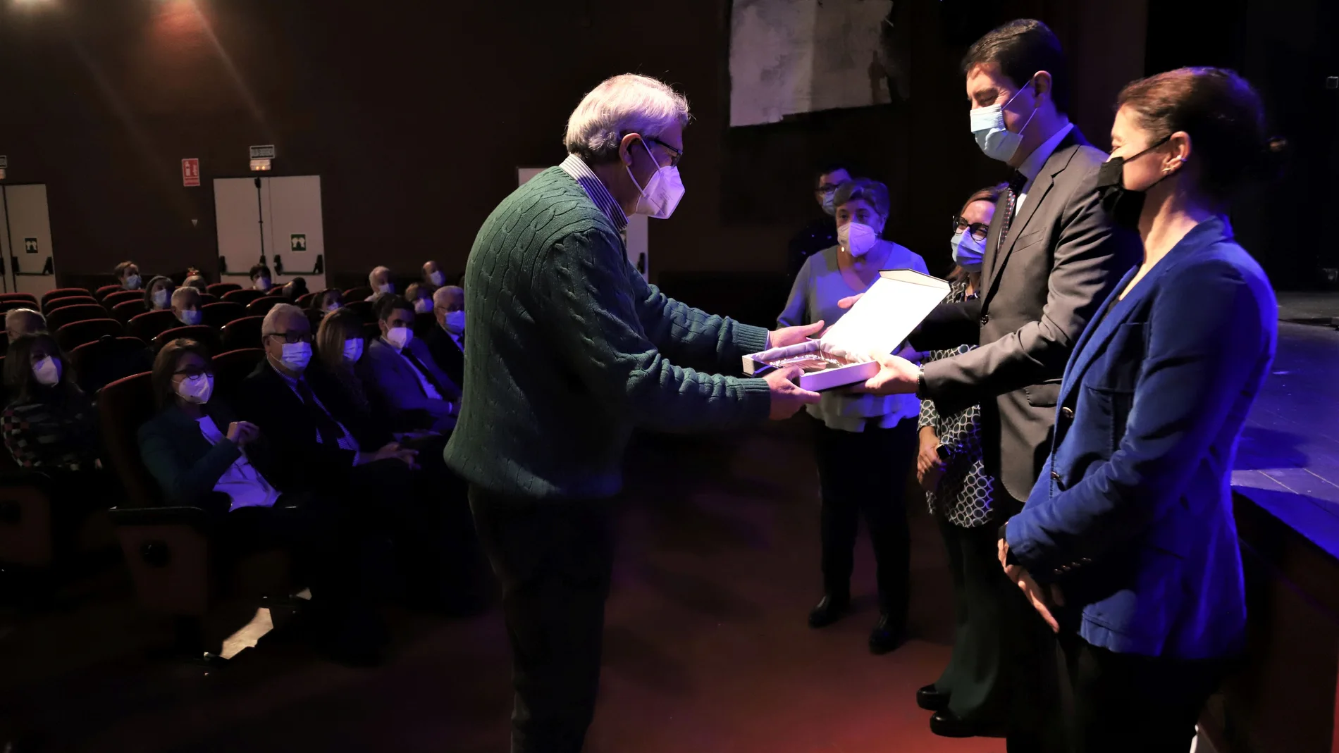 El consejero en funciones de la Presidencia, Ángel Ibáñez, entrega las medallas a los funcionarios de la Delegación Territorial de la Junta en Zamora