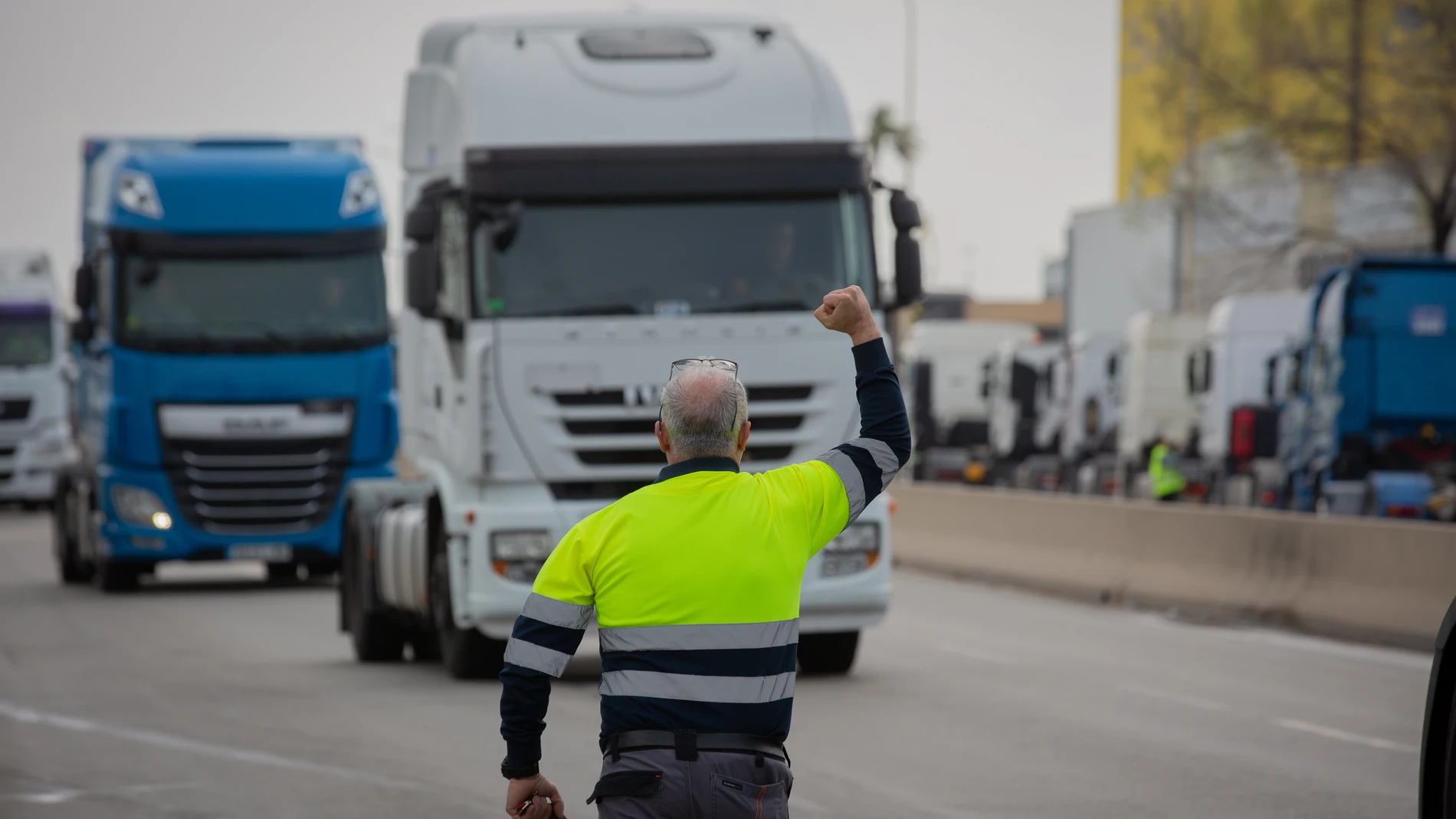 Un transportista levanta el brazo en el octavo día de paro indefinido del sector del transporte en Barcelona