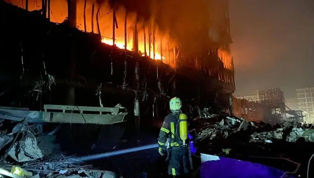 Un bombero observa el centro comercial en llamas en en el distrito de Podilskyi de Kiev. DIRECCIÓN PRINCIPAL DEL SERVICIO 21/03/2022