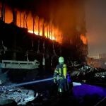 Un bombero observa el centro comercial en llamas en en el distrito de Podilskyi de Kiev. DIRECCIÓN PRINCIPAL DEL SERVICIO 21/03/2022
