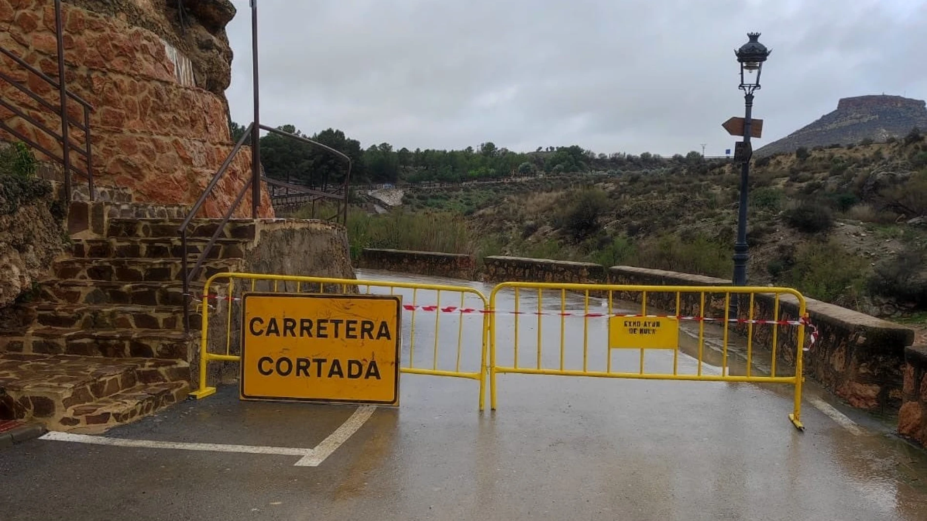 Cortada al tráfico la travesía de Los Baños de Mula (Murcia) por desprendimientos ocasionados por la lluvia