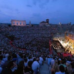 Representación de "La Traviata", de Verdi, en la Arena de Verona