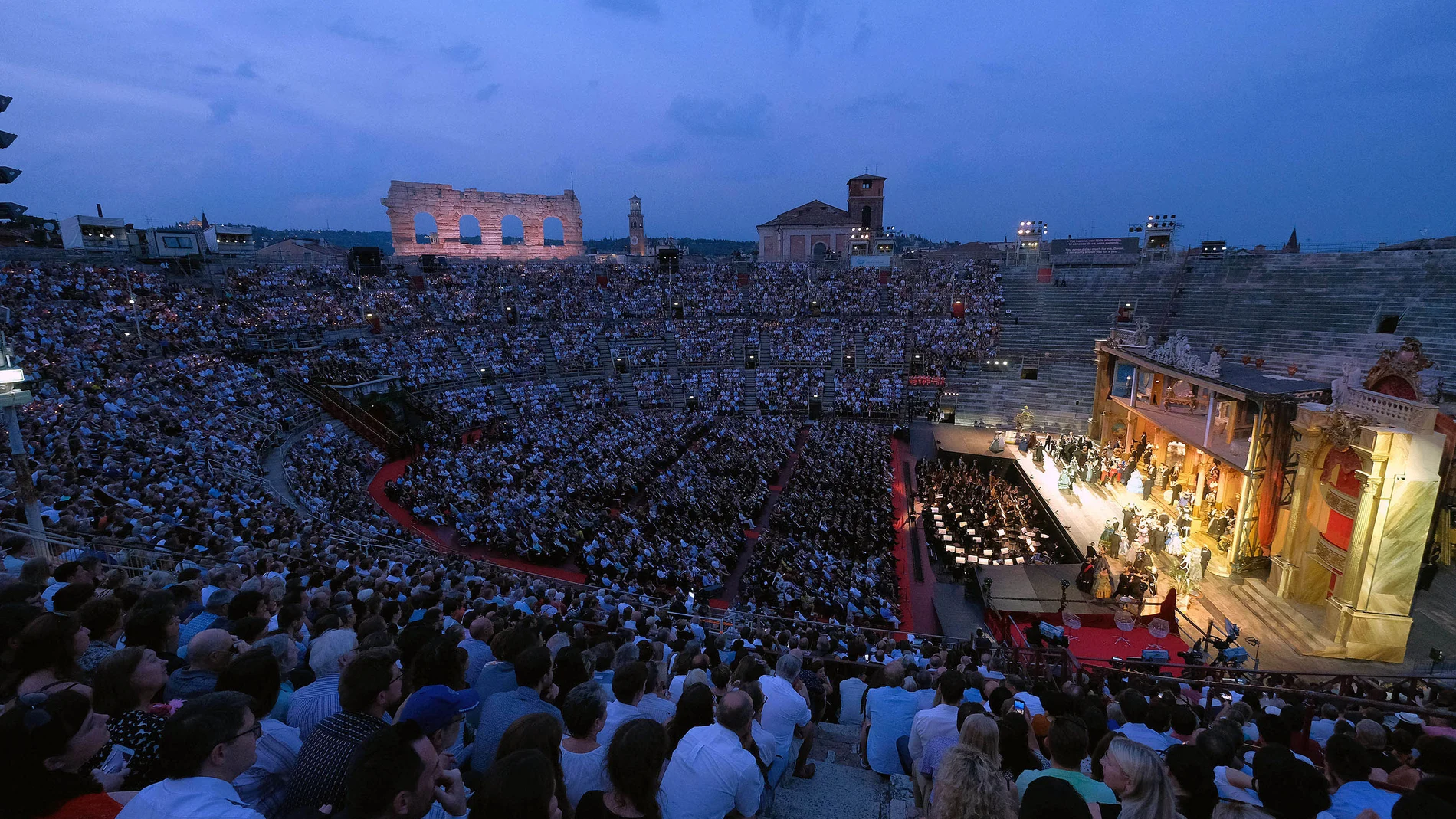 Representación de "La Traviata", de Verdi, en la Arena de Verona