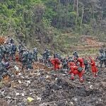 Los equipos de rescate buscan las cajas negras en el lugar del accidente aéreo en la región de Guangxi, en el sur de China