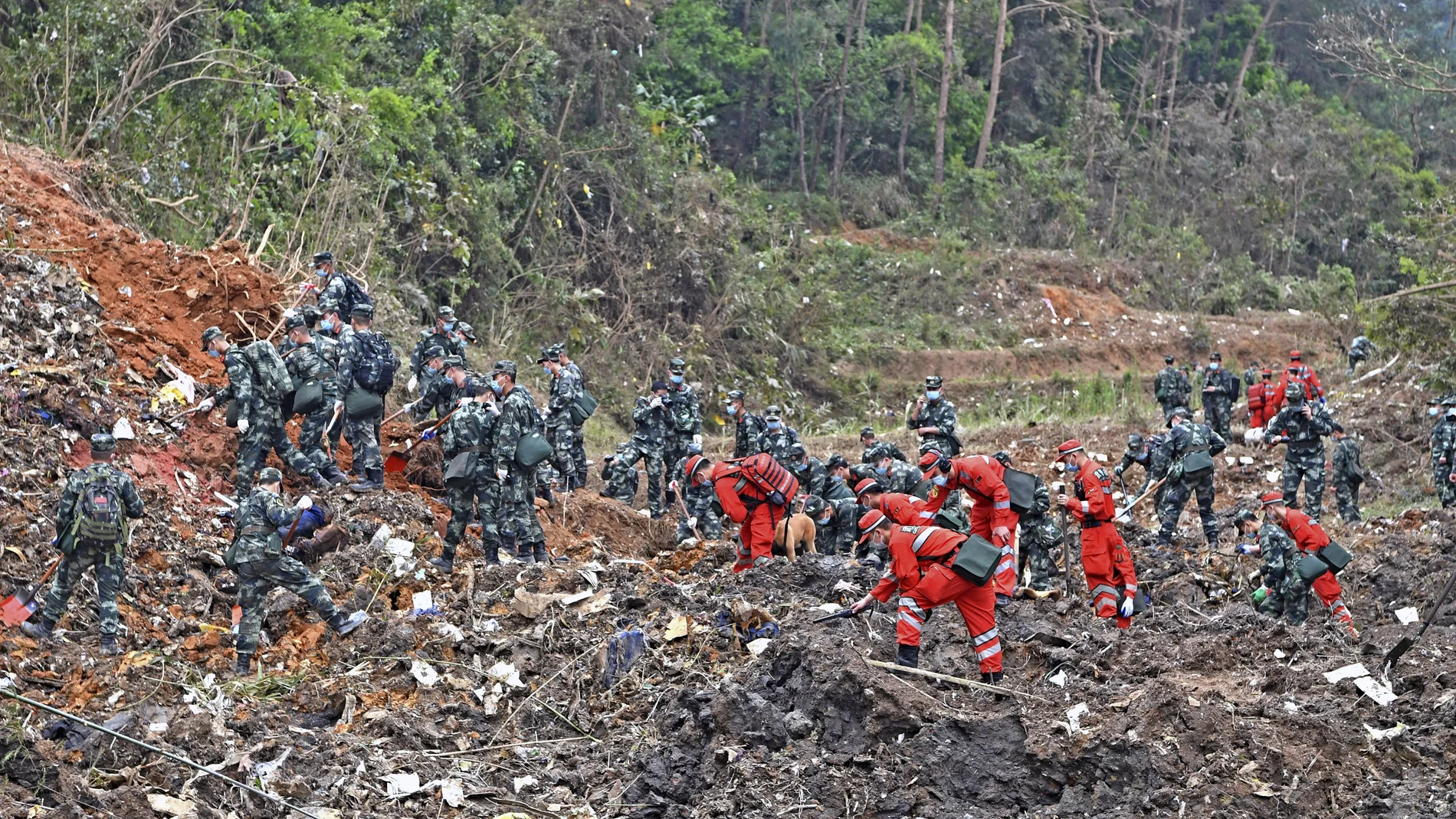 Los equipos de rescate buscan las cajas negras en el lugar del accidente aéreo en la región de Guangxi, en el sur de China